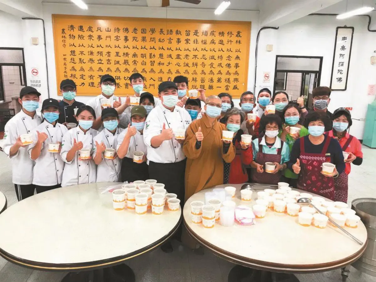 佛大學子煮粥 體悟施比受有福