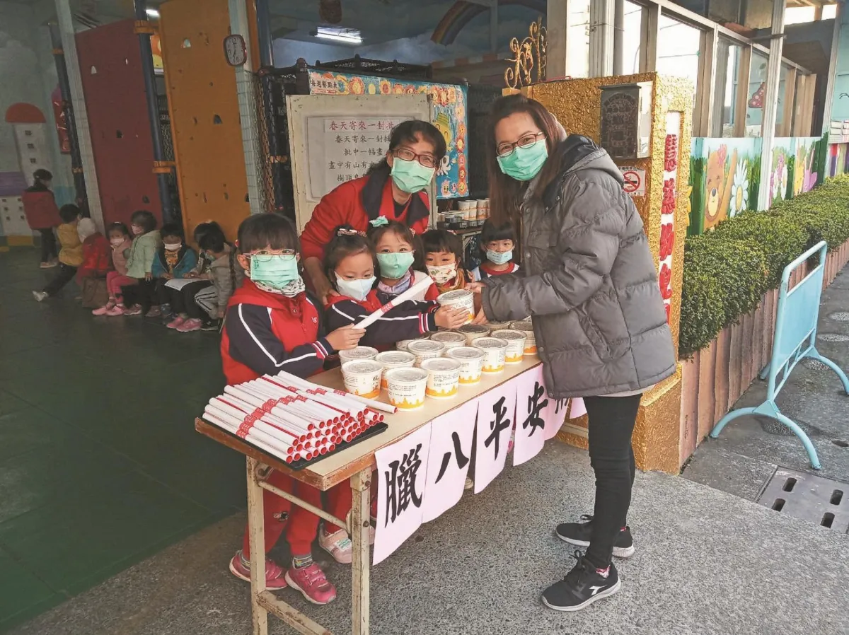 慧慈學童道早安 幫忙送佛粥