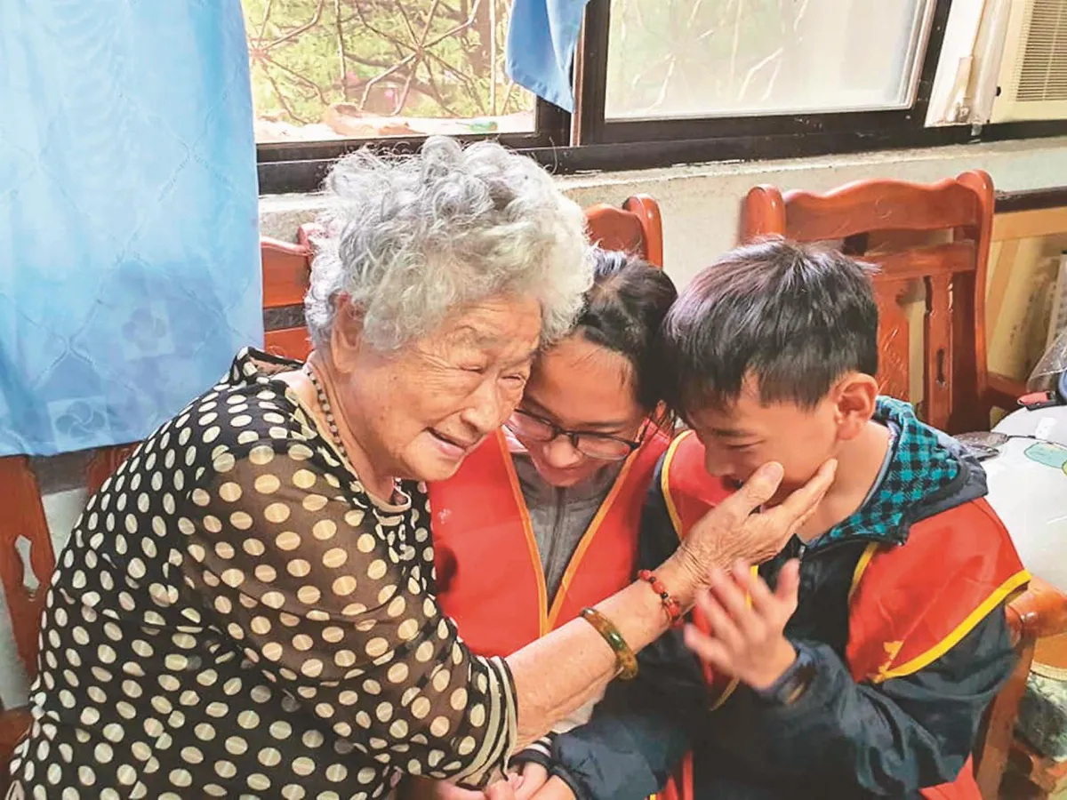 點滴愛心匯成暖流 伴孤老過冬