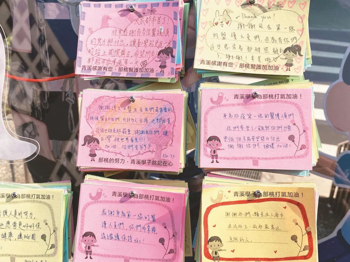 1438名學生 送打氣板挺醫護