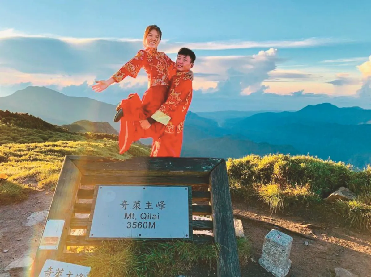 登山情侶 手機自拍百岳婚紗9個月攀12座