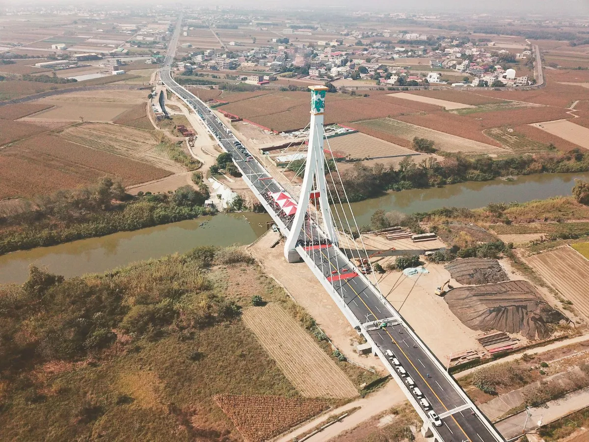 霧鎖蒜頭大橋  媲美金門大橋