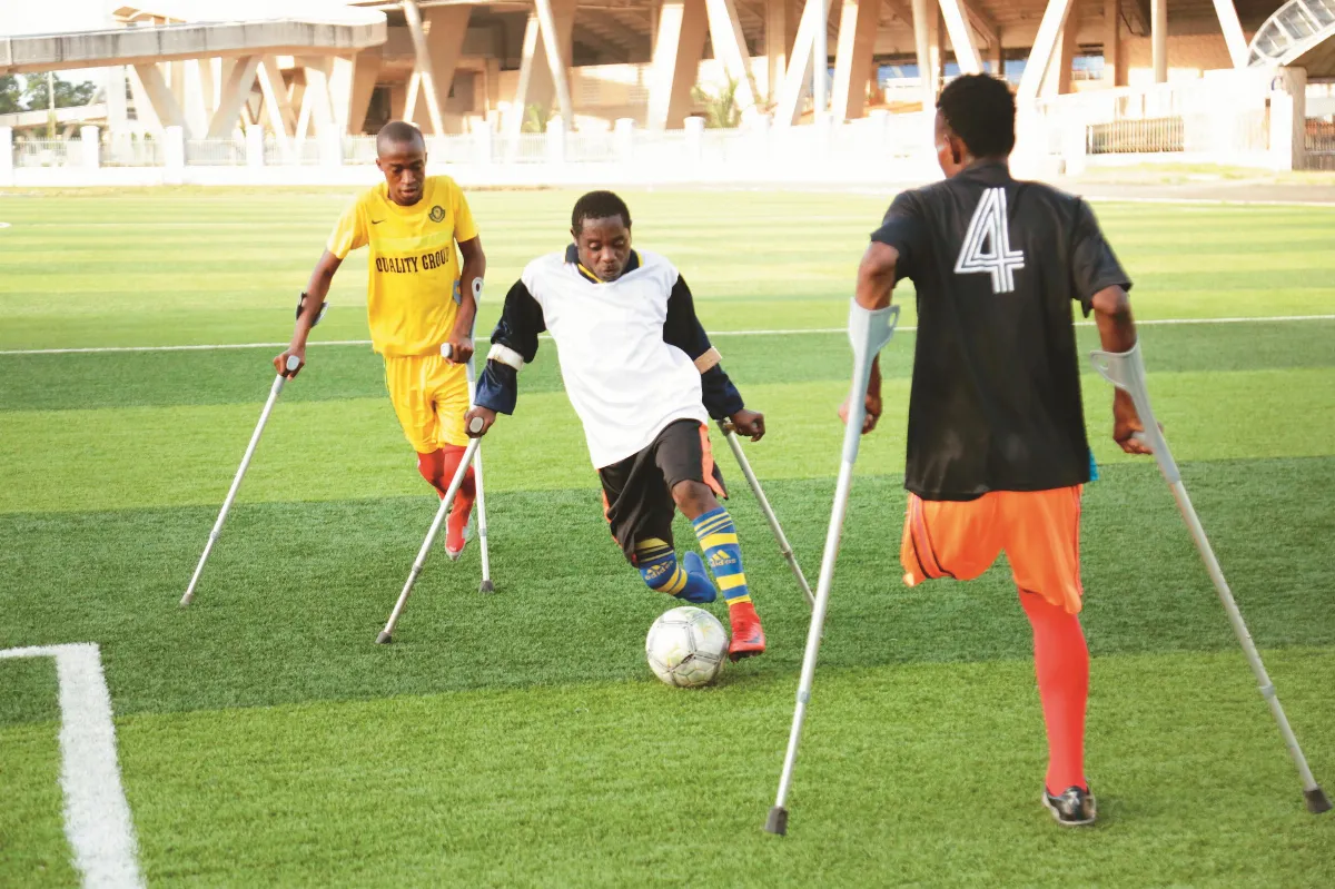 想當梅西 一條腿撐起足球夢