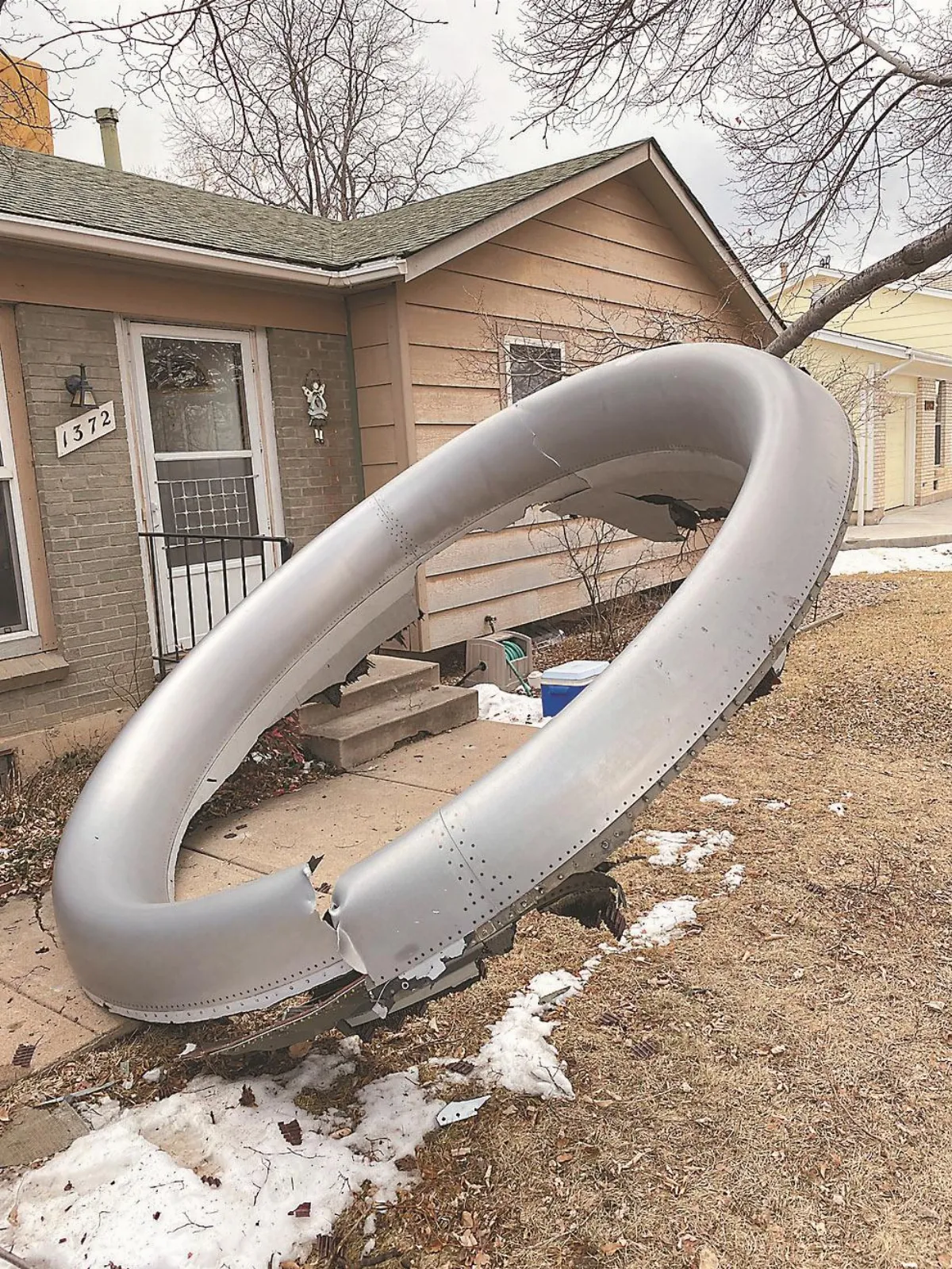 邊飛邊掉機件 美客機奇蹟著陸