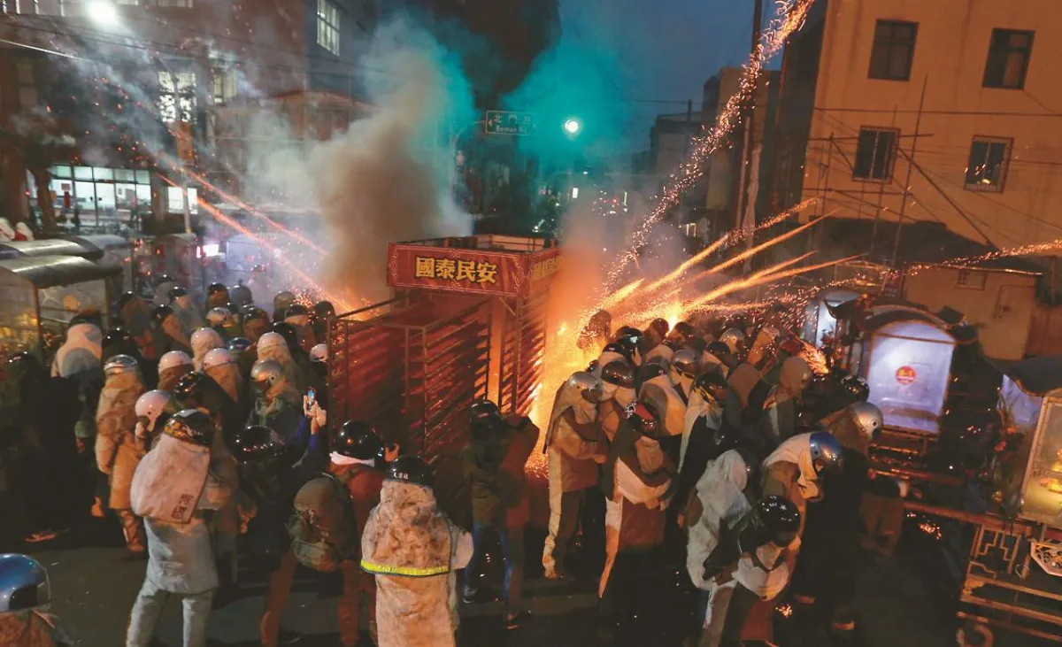 配合防疫 鹽水蜂炮閉門施放仍精采