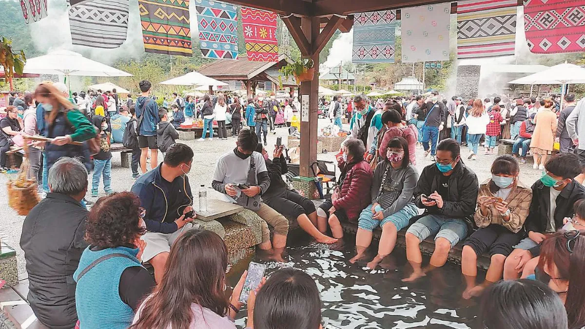 連假出遊 多處景點人潮爆棚