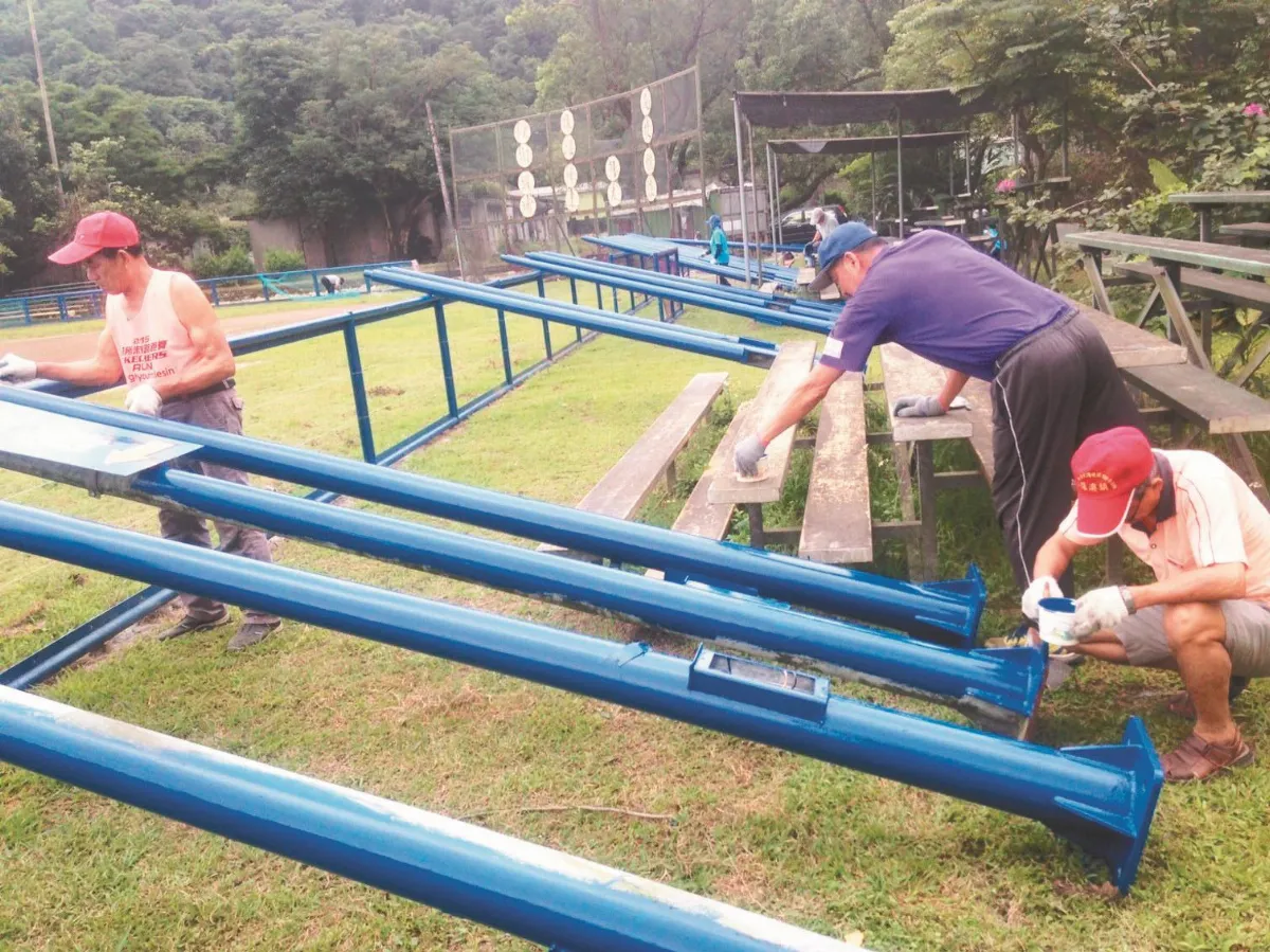 扛鋤頭、撿廢物 專屬球場自己蓋