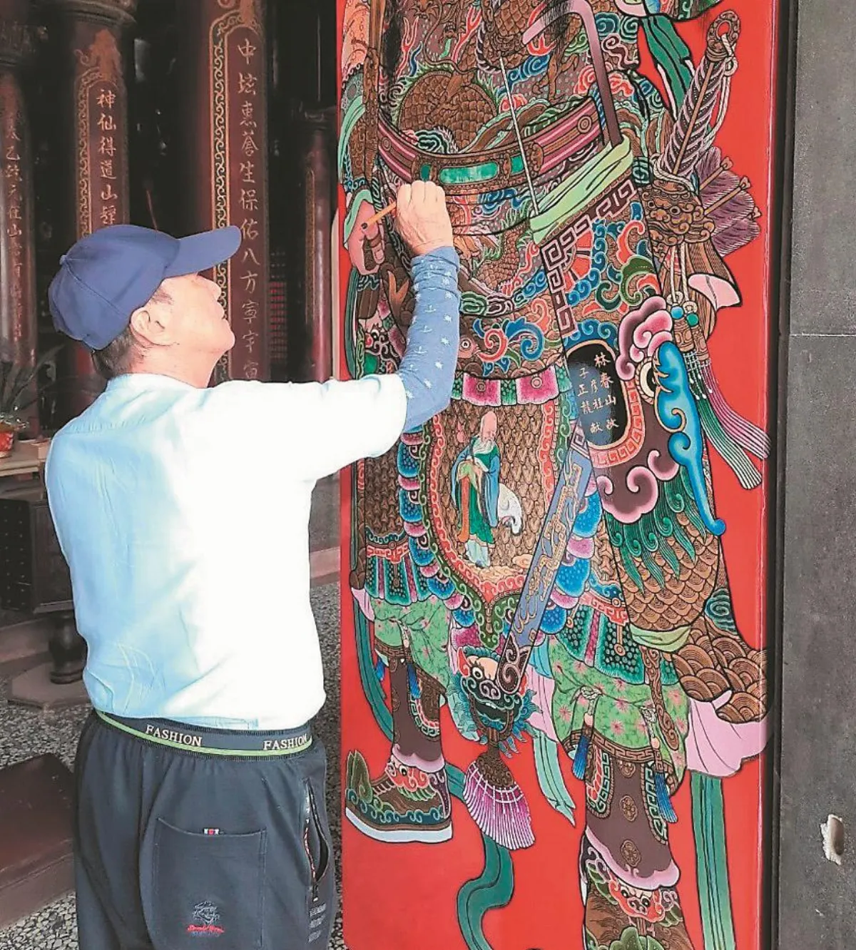 彩繪師修復門神 感念知遇恩
