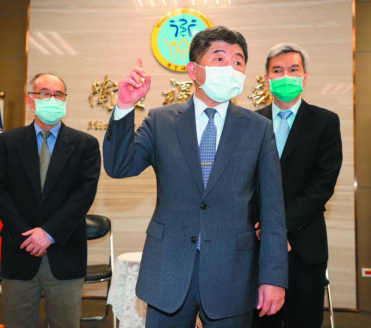 國內確診人數破千 下周一起 開放醫護接種AZ疫苗