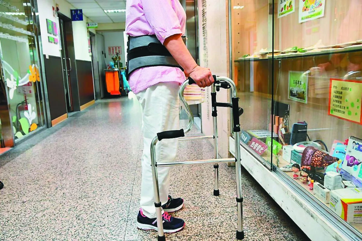 防長輩跌倒骨折 家中增設扶手