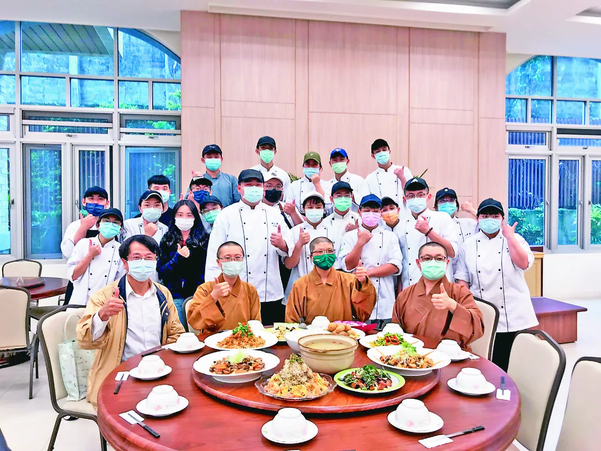 佛大學子 為長者烹煮幸福美食