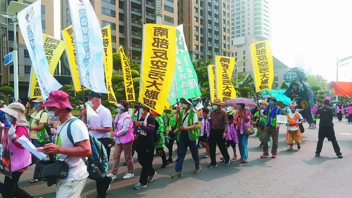 高雄反空汙 數百人上街頭