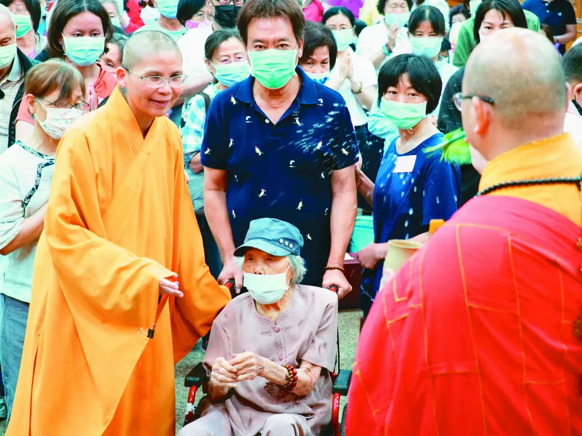 堅定信仰 寶華寺310人成佛子