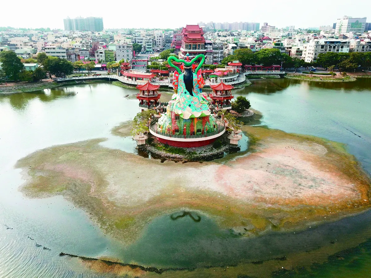 旱災嚴重 薑母島成孤島  蓮池潭乾涸見底