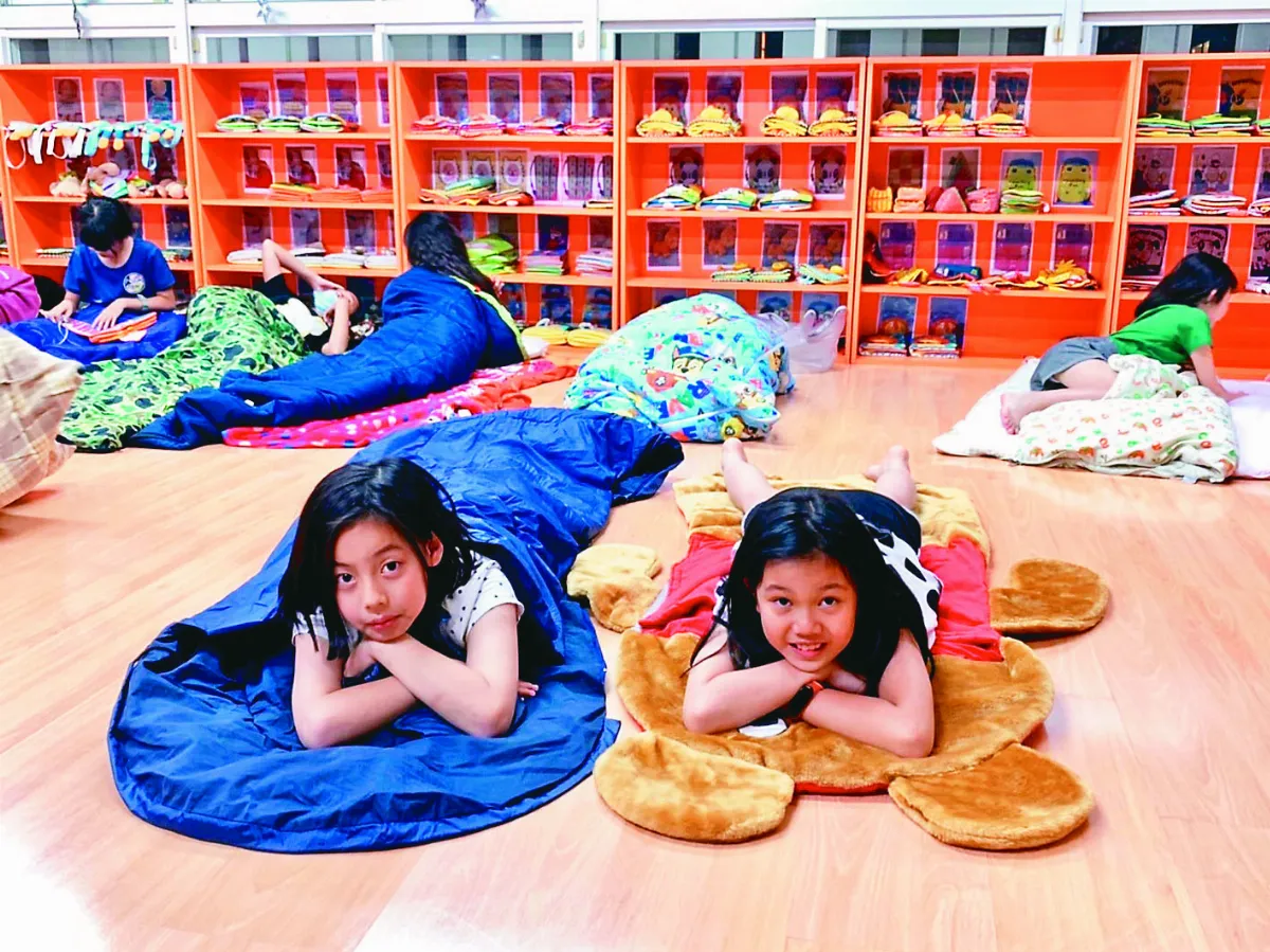 夜宿圖書館 學童與書共眠
