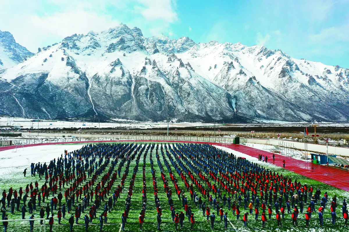 世界最美操場  嘉黎學生雪山踢球