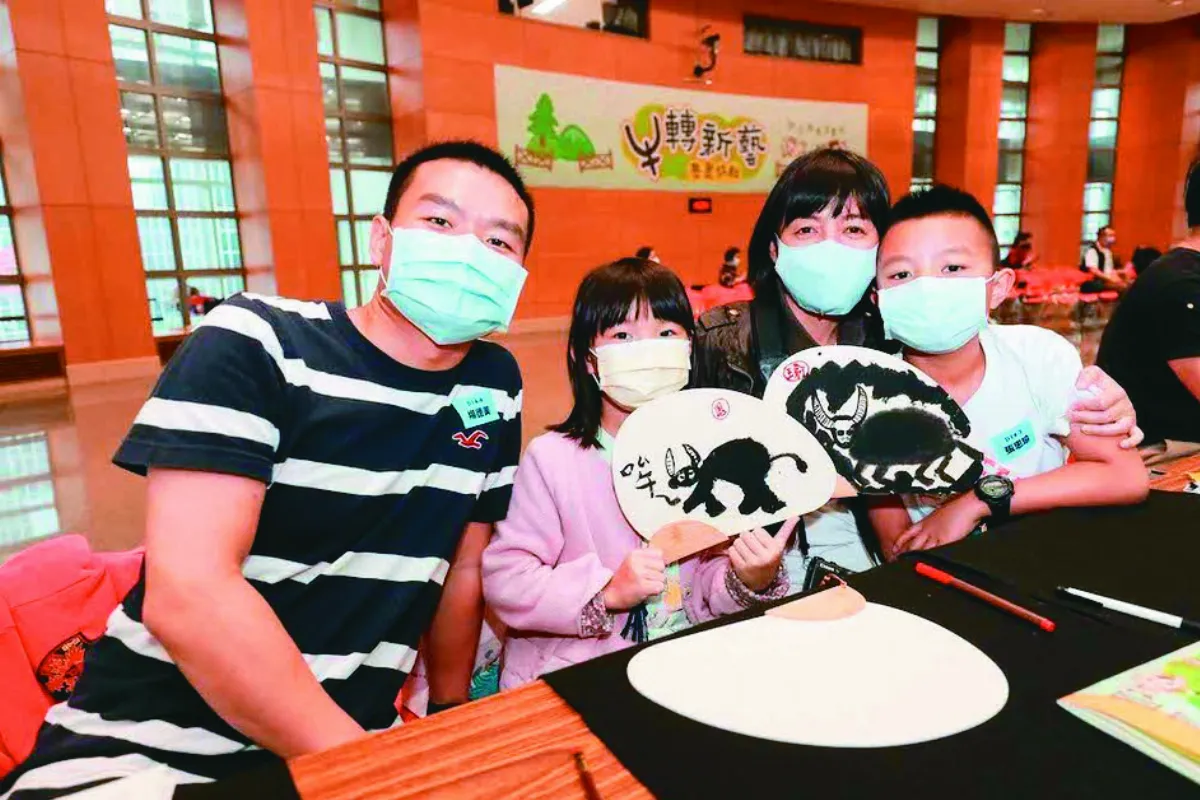 親子共揮毫 象形文字變畫無窮