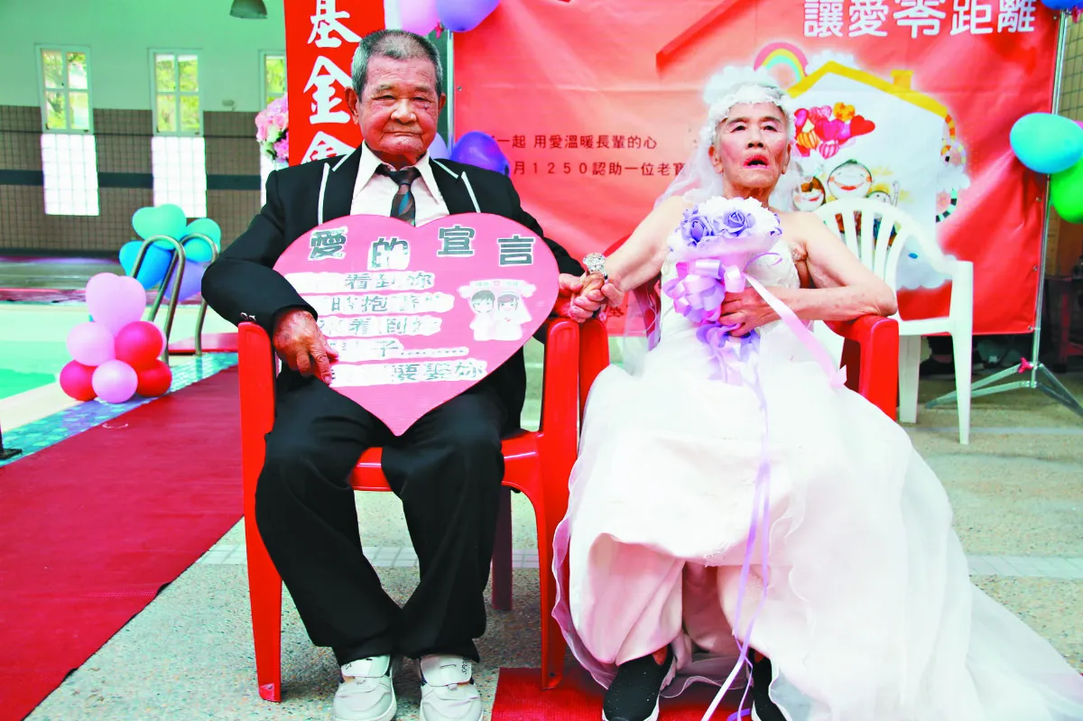 罹癌夫妻牽手一甲子 補辦水上婚禮