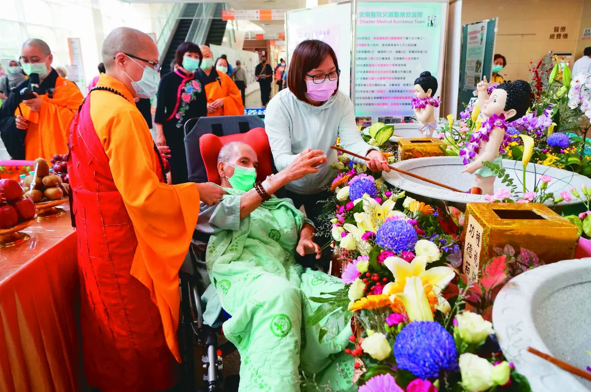 香湯洗滌人心 安南醫院共沐佛恩