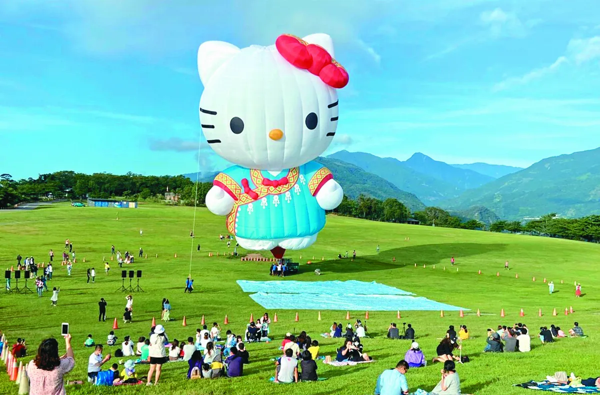 布農族裝扮 Kitty熱氣球亮相