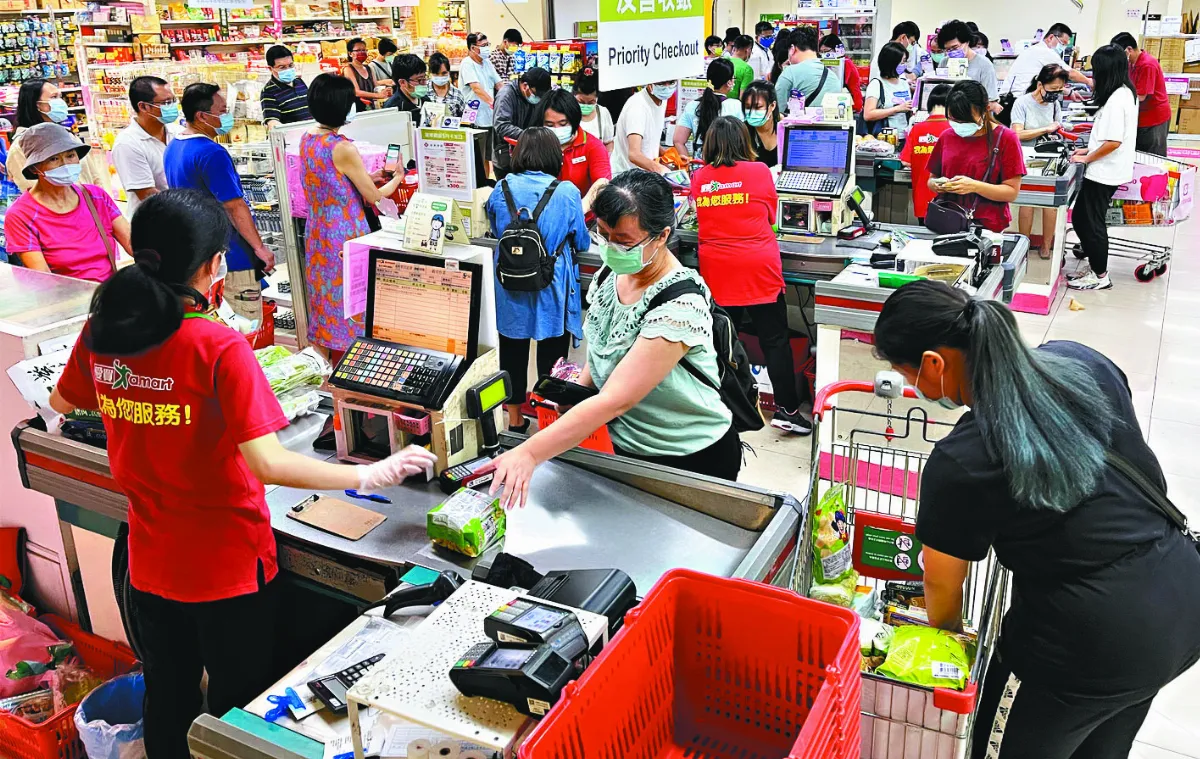 雙北防疫升級 賣場貨架空了