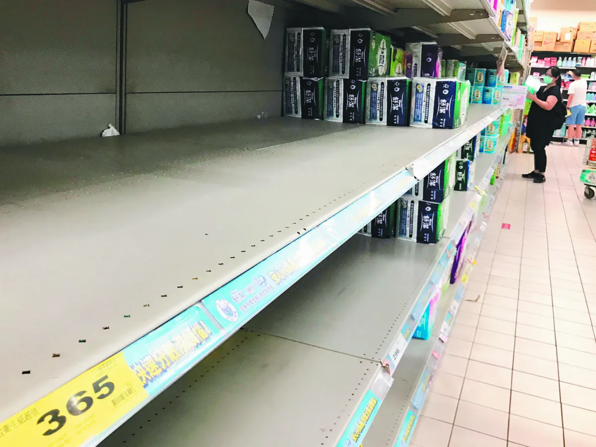 雙北防疫升級 賣場貨架空了