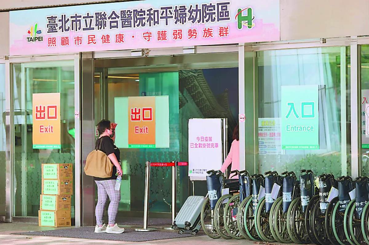 台北醫院滿載 確診病患沒病房