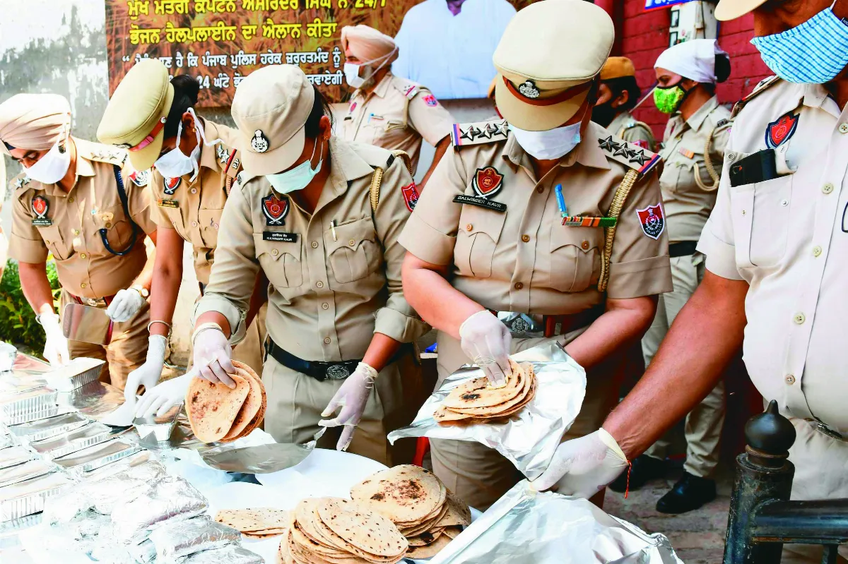 印度警察烤餅 封鎖區內送暖