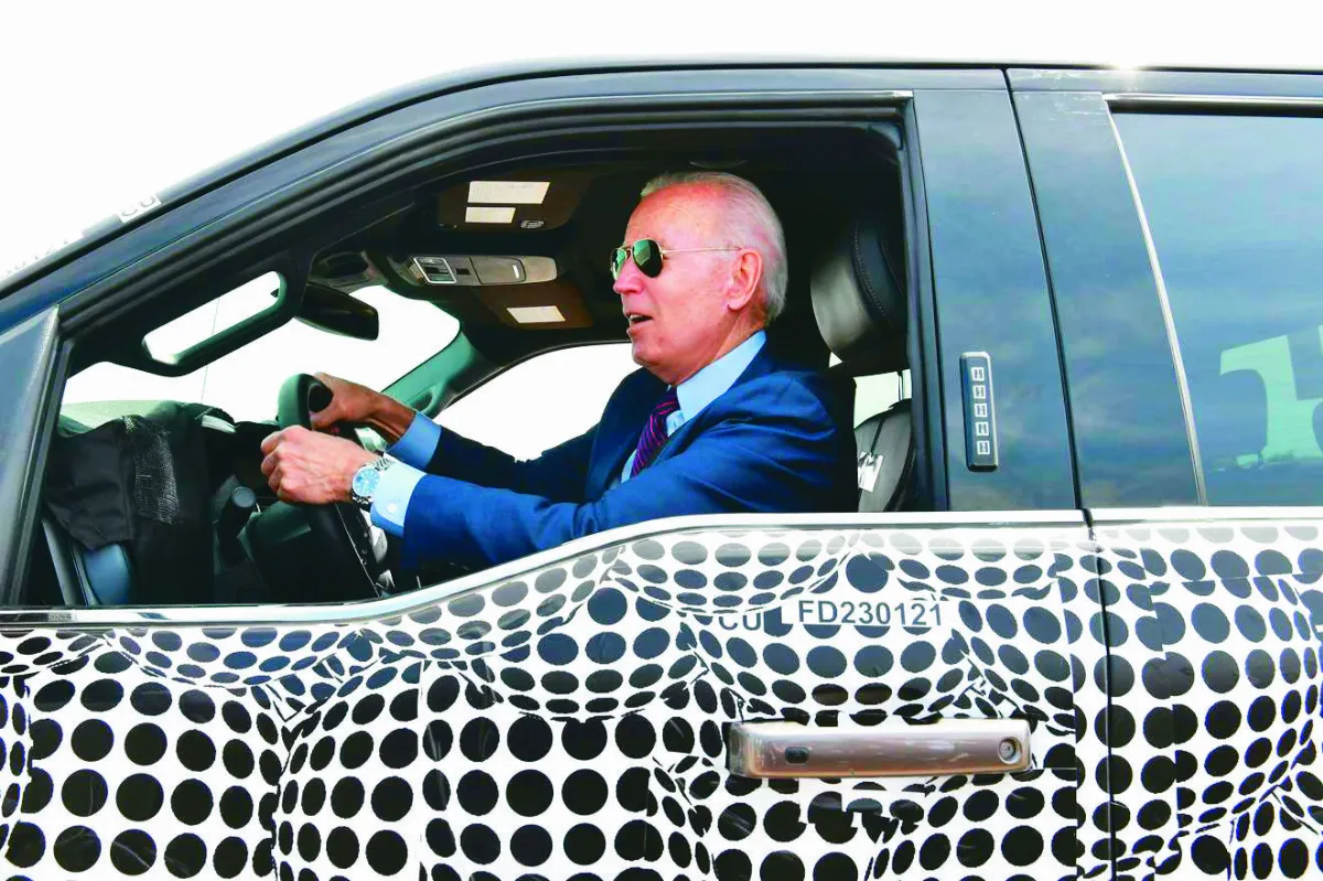 「中國第1 美國第8」 要踩油門加速投資 拜登訪電動車廠：不讓中國領先