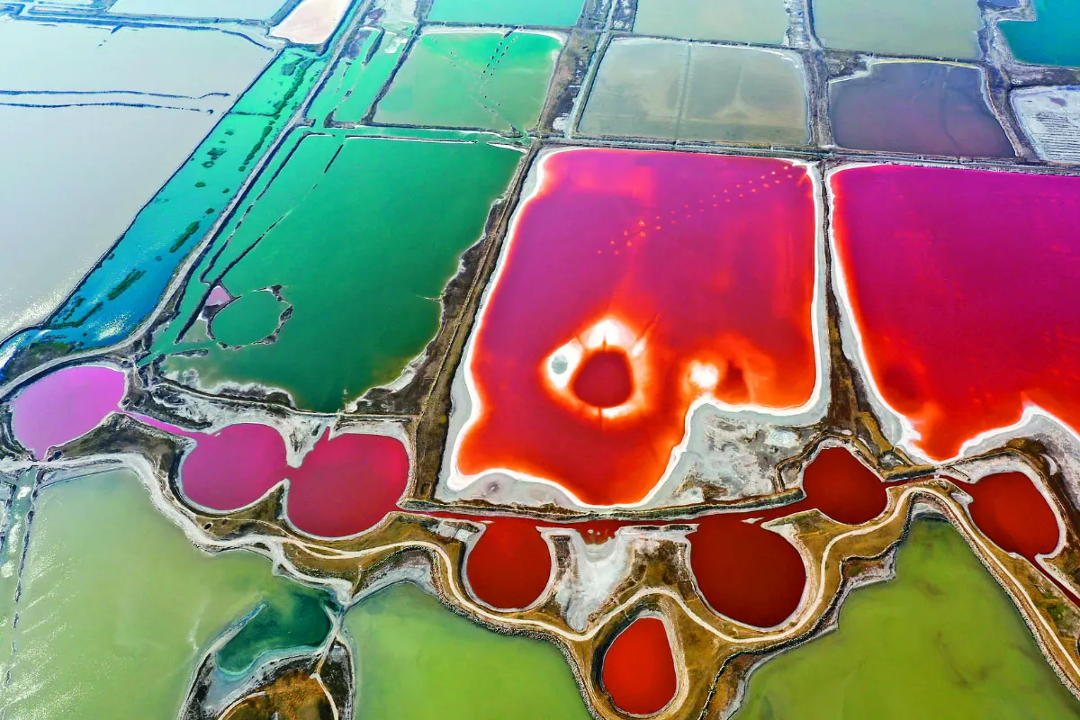 多彩鹽湖