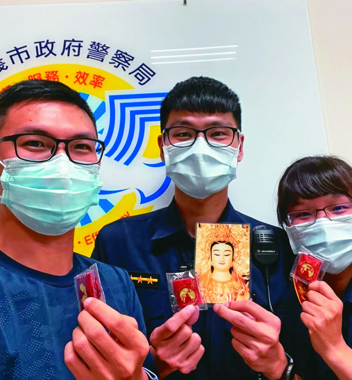 圓福寺贈平安符 警消安心執勤
