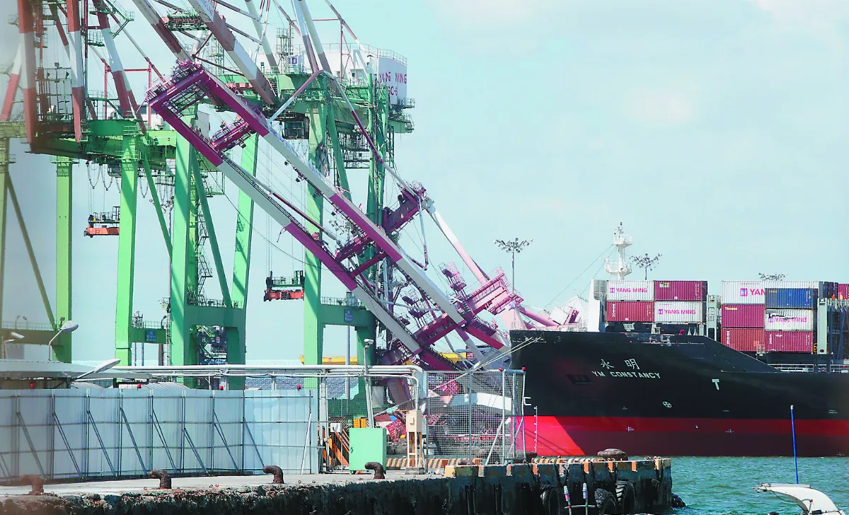 貨櫃輪偏航 撞倒起重機