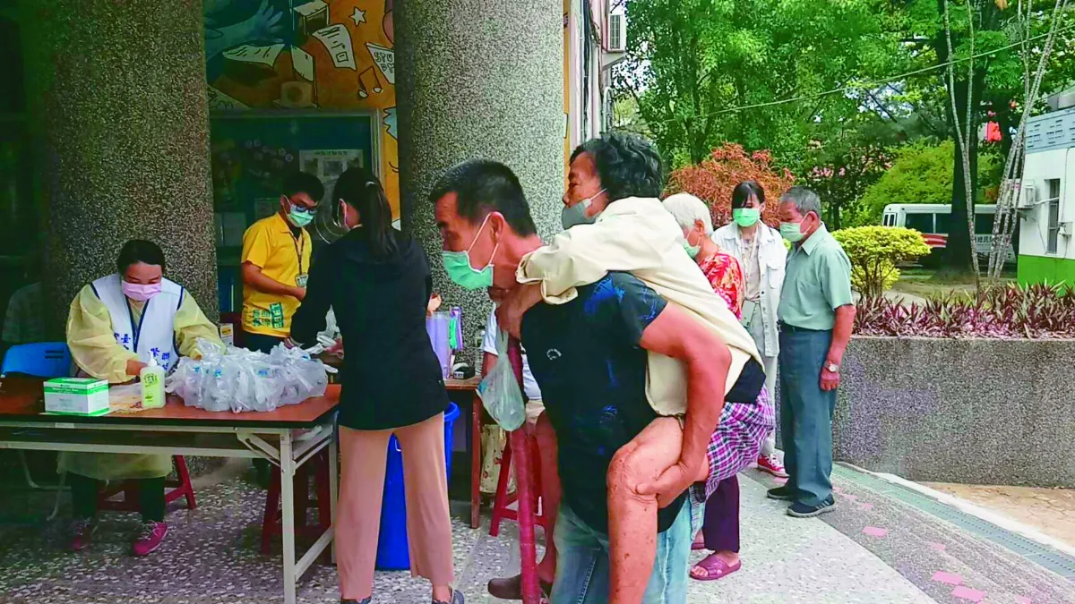 孝子背母  接種疫苗 暖