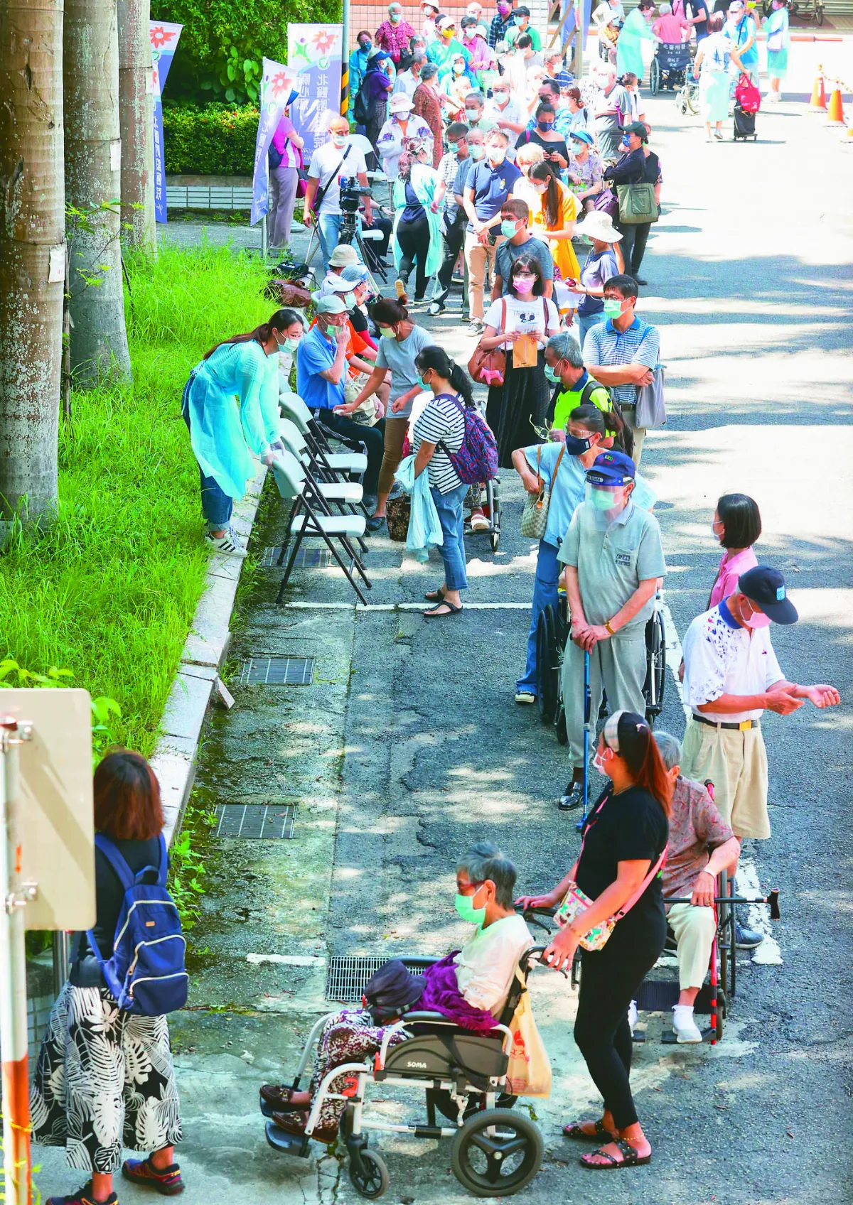 施打前先頂高溫、爬好漢坡… 長者接種疫苗首日  亂象多怨聲四起