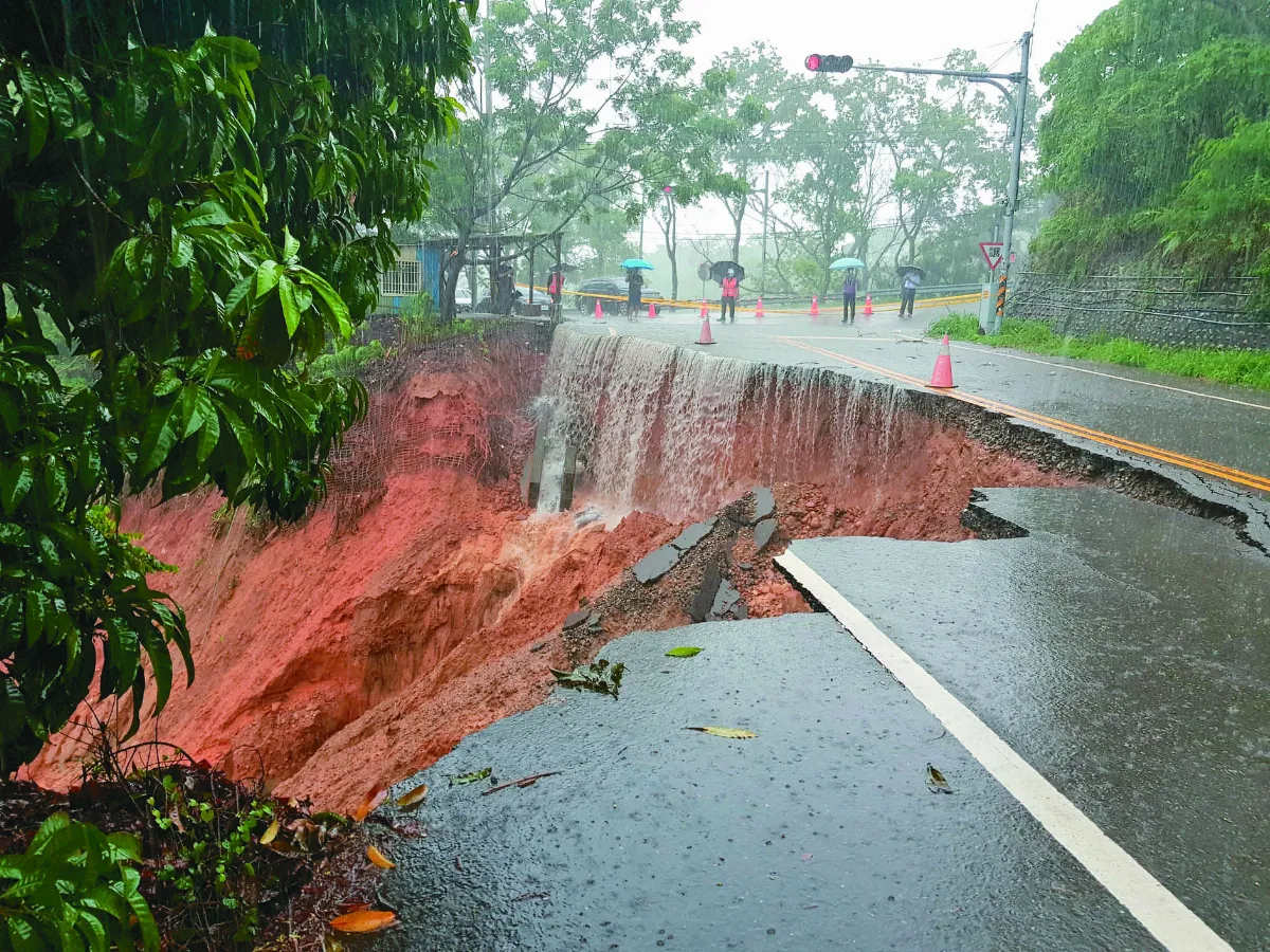 中南部豪雨釀災  土崩成堰塞湖  路面塌陷40公尺