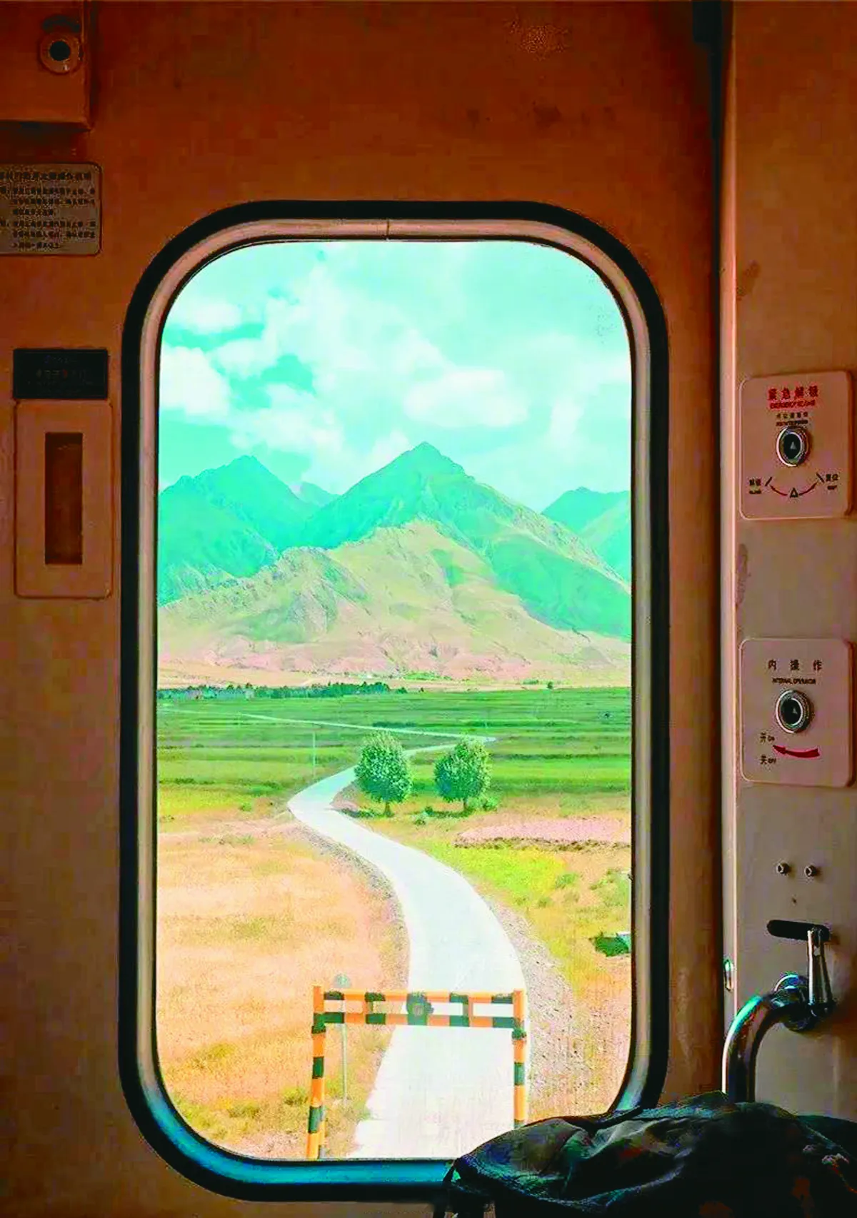 車窗當畫框 記錄青藏鐵路景觀