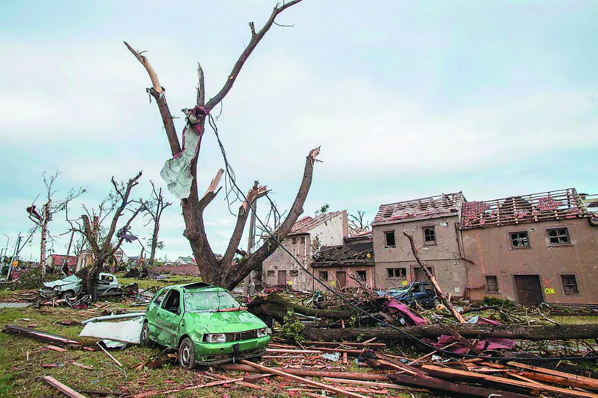 風速322km 捷克史上最狂龍捲風  毀半個城鎮