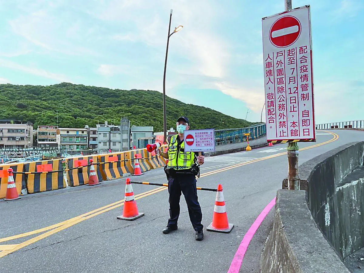 悶不住了  景點現人、車潮