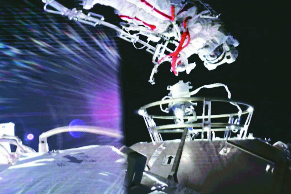 神舟12號太空人 首度出艙作業