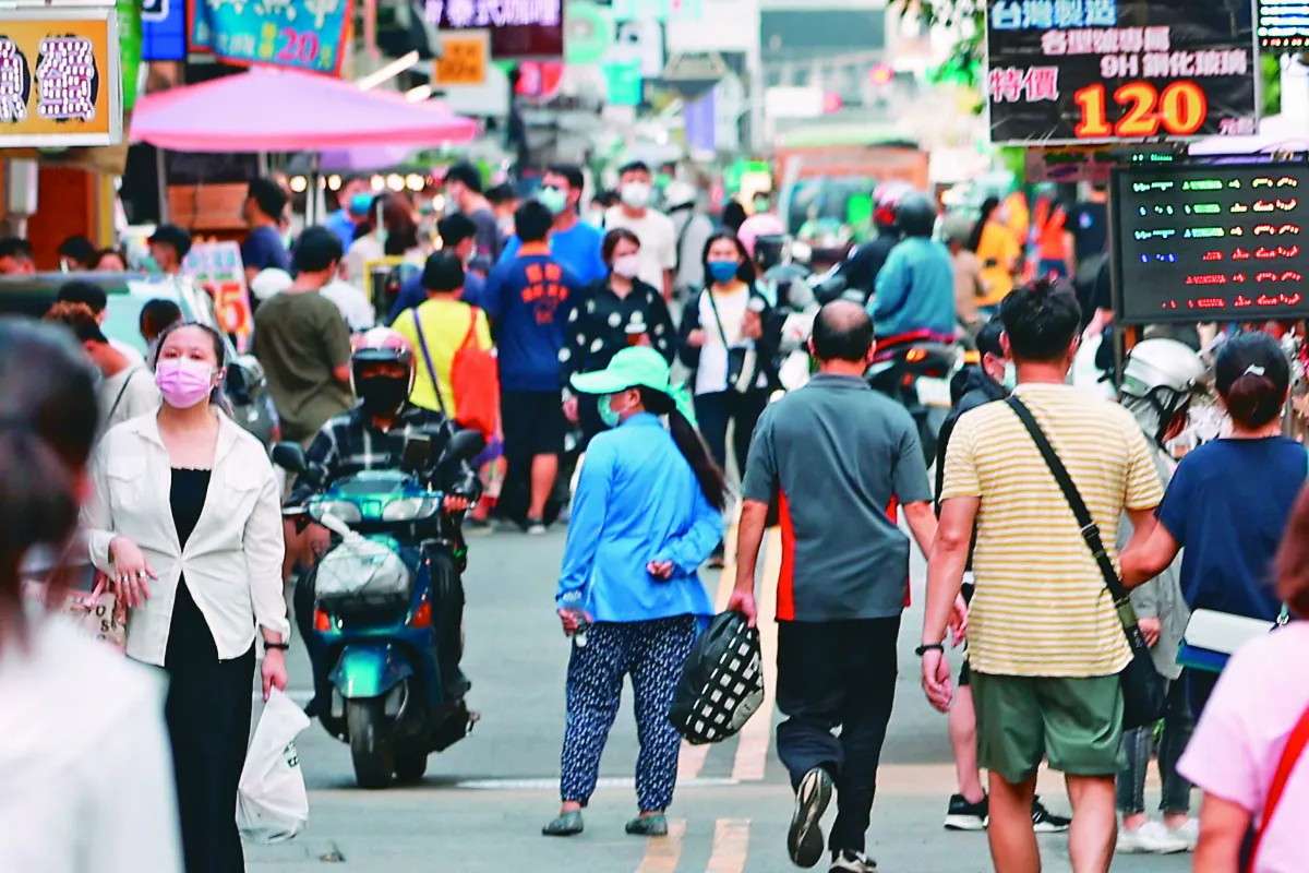 自行解封 出遊不戴口罩  市場現人潮