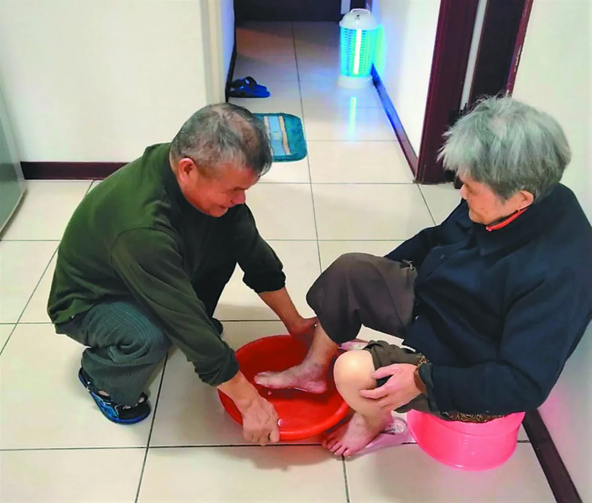 小兒麻痺 無礙他照顧盲母36年