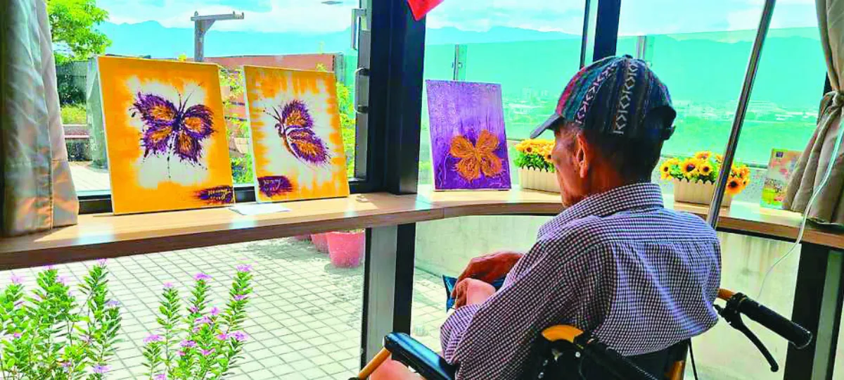 筷子作畫 陪癌父走安寧旅程