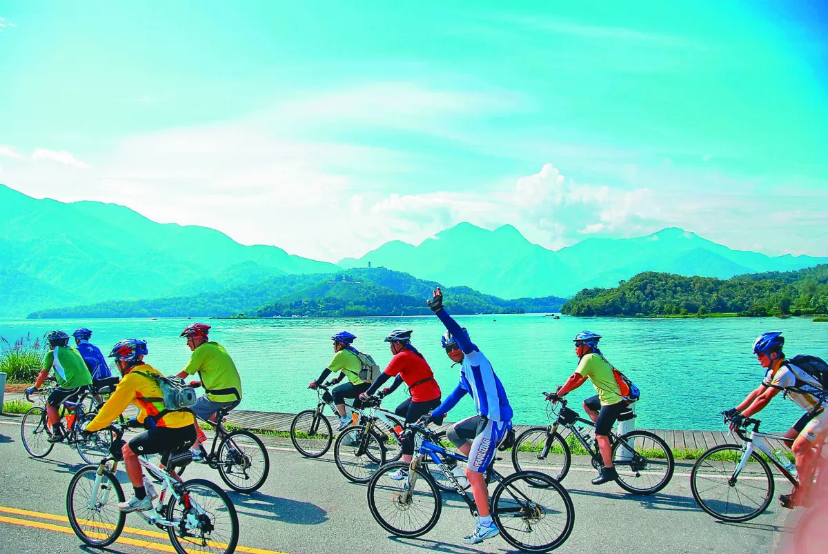 循藍色標線 環潭解封  騎單車遊日月潭