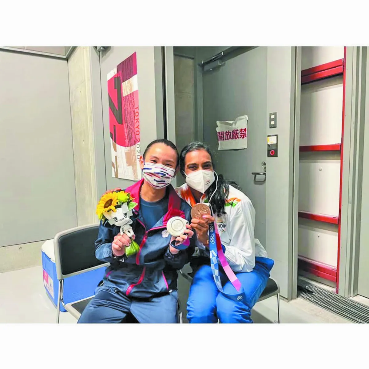 戴資穎銀恨 辛度緊擁獻鼓勵