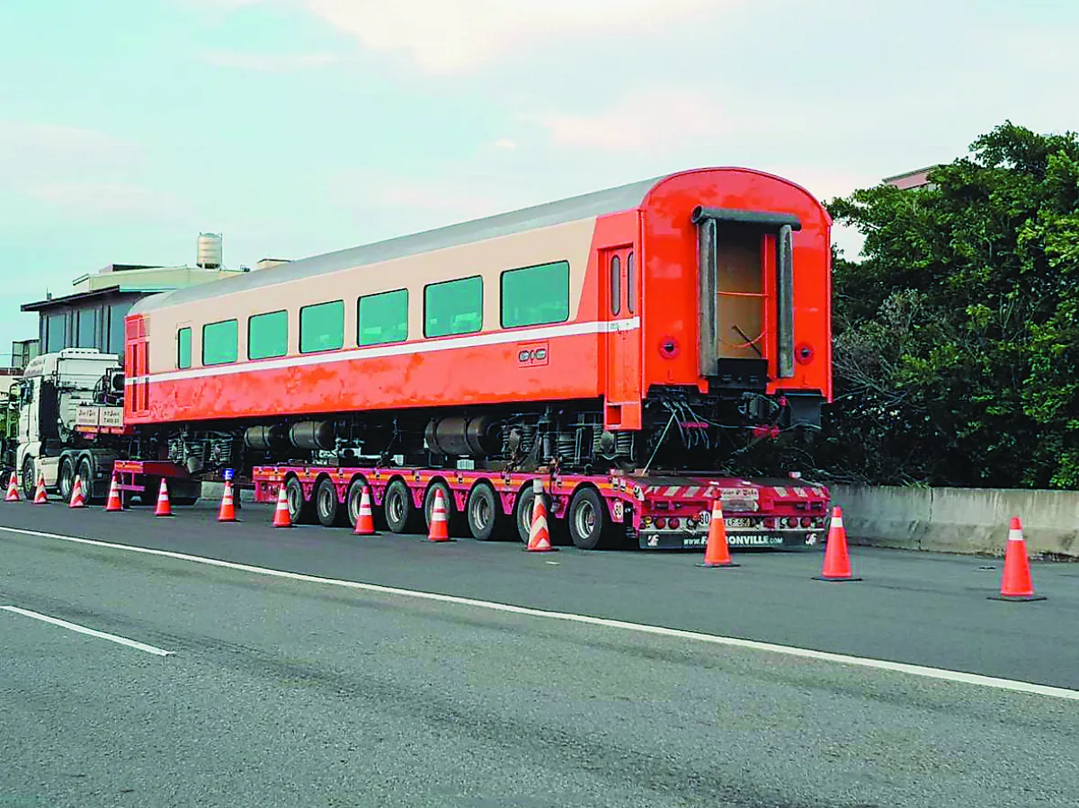 生活快門 火車開在馬路上？