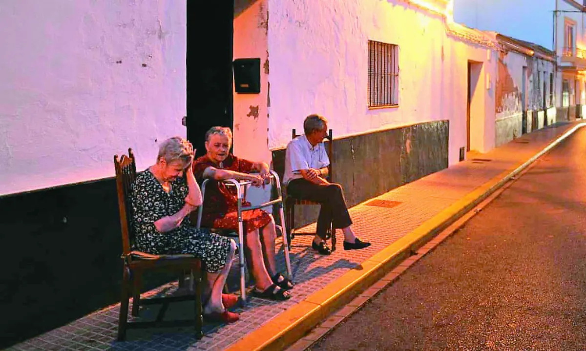 夜間門口聊天 西班牙小鎮要申遺