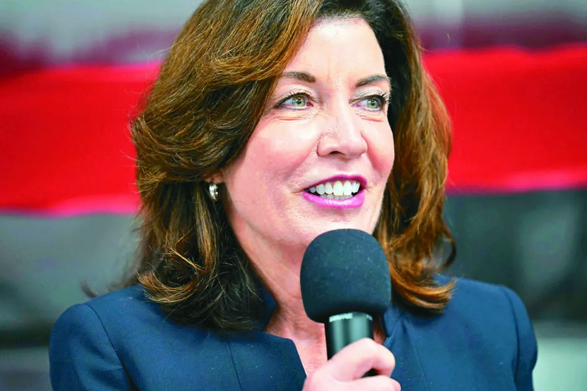 葛謨請辭 霍楚成紐約首位女州長