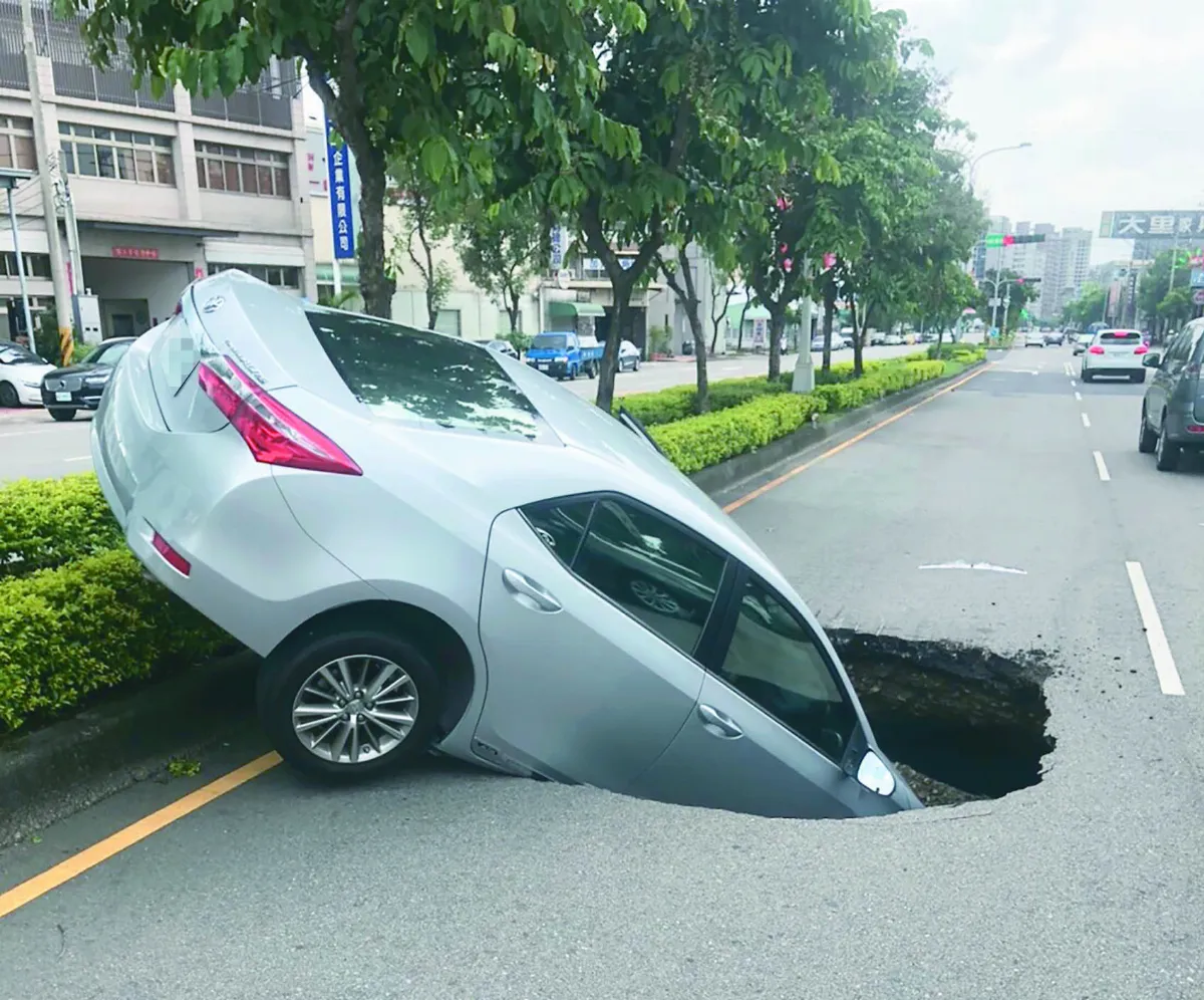 台中現天坑  婦人開車一頭栽