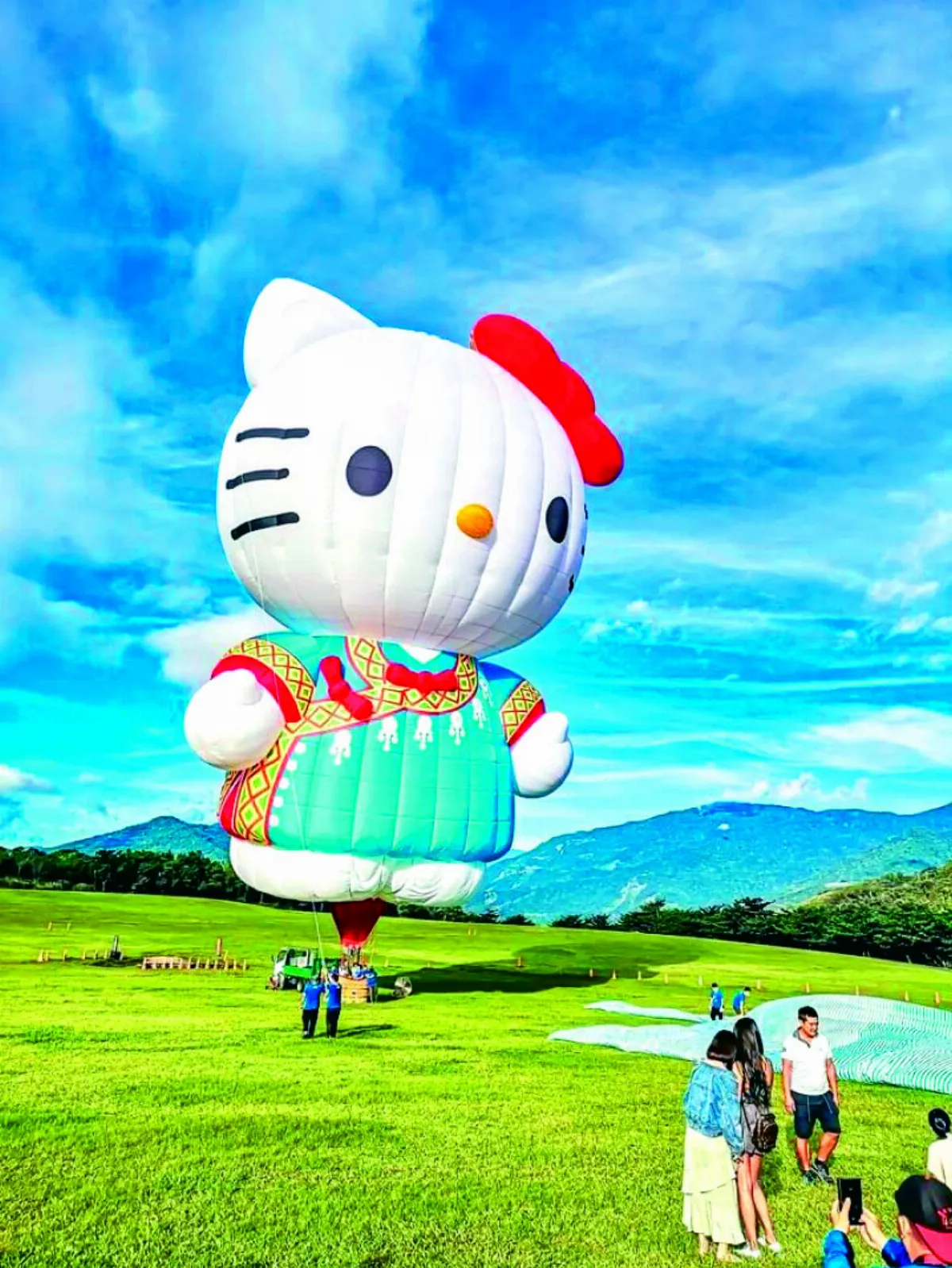 海闊天空 Hello Kitty、喔熊 升空吸睛