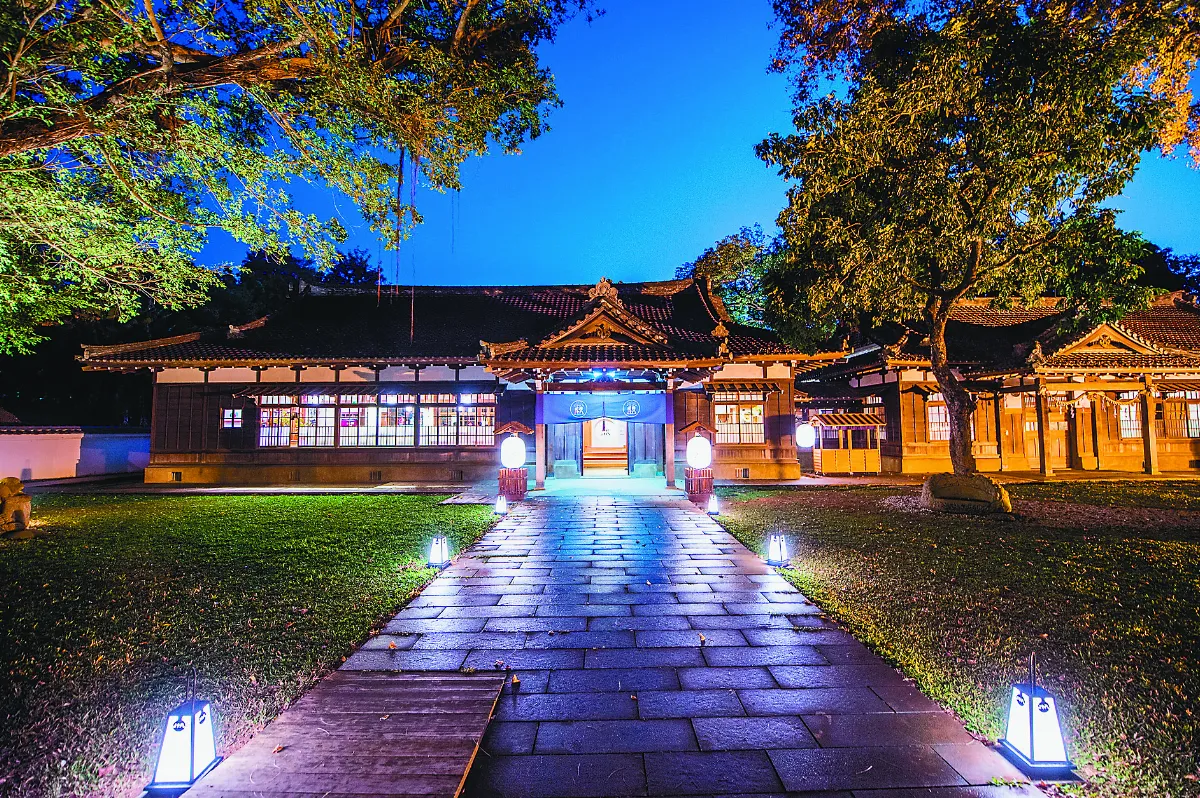 有生命的老房子 全台最美神社咖啡館  掛吉利白燈籠